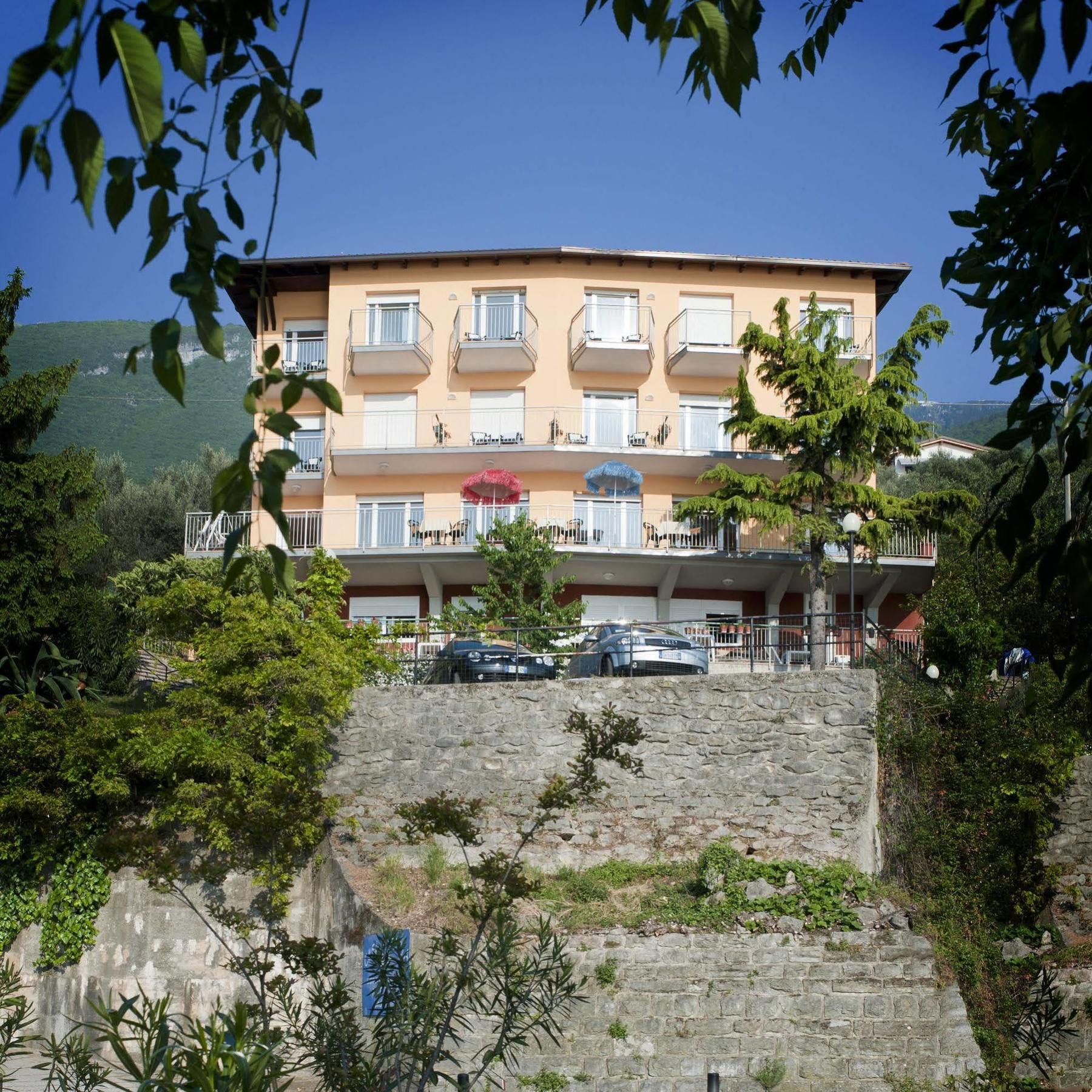 Hotel Casa Marinella Мальчезіне Екстер'єр фото